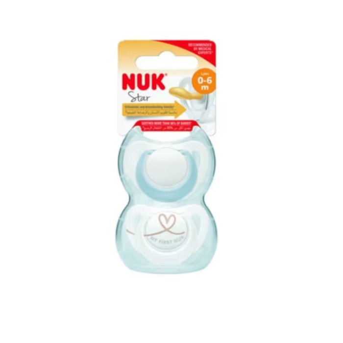 Sabemos lo importante que es para ti elegir lo mejor para tu bebé, por eso el chupete Nuk Chupete Star de Látex 0-6m 2 uds está diseñado pensando en su comodidad y desarrollo. Su tetina suave y flexible imita la forma del pezón durante la lactancia, adaptándose perfectamente a la boca de tu peque y ayudándole a succionar de forma natural y sin esfuerzo.