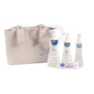 Mustela Bolsa de Paseo Beige. Descubre la belleza y la funcionalidad fusionadas en nuestra exclusiva bolsa de carrito, presentada en un suave tono menta que captura la esencia de la ternura. Cuidadosamente confeccionada con algodón natural, esta bolsa no es solo un accesorio más; es una compañera indispensable para aquellas mamás que están empezando a vivir la maravillosa aventura de la maternidad.