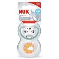 Nuk - Pack 2 chupetes Space silicona 6-18 meses Cebra/Sol, un pack de 2 chupetes de silicona, diseñado para bebés de 6 a 18 meses. Con encantadores motivos de cebra y sol, estos chupetes ofrecen una combinación perfecta de funcionalidad y diseño atractivo para tu pequeño. Características principales: Orificios de ventilación extra grandes: Estos chupetes cuentan con amplios orificios que permiten una circulación de aire óptima, reduciendo el riesgo de irritaciones y manteniendo la piel sensible del bebé seca y cómoda. Tetina de silicona anatómica: La tetina está fabricada en silicona de alta calidad, libre de BPA, y presenta una forma anatómica que se adapta perfectamente a la boca del bebé, promoviendo un desarrollo oral saludable. Diseño ergonómico: El diseño del escudo del chupete minimiza el contacto con la piel, evitando marcas y permitiendo una mayor comodidad para el bebé. Incluye estuche esterilizador: El pack incluye una práctica caja que permite esterilizar los chupetes en el microondas y transportarlos de manera higiénica.