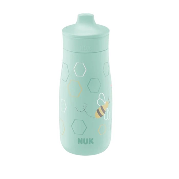 Un compañero ideal para cada día - para niños a partir de 9 meses. Con tapa protectora y parte superior resistente a mordeduras: resiste a los pequeños dientes afilados. Botella para beber con diseños modernos: fabricada con más del 80 % de materiales sostenibles*. Ligera para transportar y resistente. Apta para lavavajillas. Se puede combinar con todos los productos NUK Mini-Me, contiene 300 ml de líquido, sin BPA. Disponible en colores: mariposa (rosa), azul (abeja), crema (zorro).