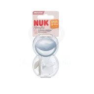 Diseñado para ser el aliado perfecto de la lactancia materna, este chupete cuenta con una silicona suave que imita la forma del pezón materno, asegurando una experiencia placentera para tu bebé. Su diseño anatómico favorece el desarrollo óptimo de dientes, mandíbula y paladar, brindando la comodidad y seguridad que necesitas. Ideal para bebés de 0 a 9 meses, este chupete viene en colores modernos y atractivos, proporcionando un aspecto moderno y tranquilo. Además, incluye una caja reutilizable esterilizadora que mantiene el chupete limpio y seguro cuando no está en uso.