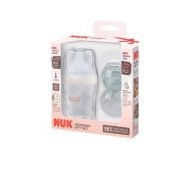 Nuk Set Regalo Recién Nacido es un paquete promocional esencial para los primeros meses del bebé, diseñado para facilitar la transición entre el pecho y el biberón y garantizar la máxima seguridad y confort. El set incluye: 1 Biberón Anticólicos Perfect Match PP (150ml): Con tetina de silicona súper suave y elástica (tamaño "S") ideal para bebés a partir de 0 meses (destinado a agua, té o leche materna). Incorpora Control de Temperatura (una escala que indica la temperatura adecuada del alimento) y el sistema anticólicos NUK. 2 Chupetes de Silicona Mommy Feel: Chupetes anatómicos de última generación con la forma del pezón materno en el momento de la lactancia. El bebé solo está en contacto con la parte blanda de succión, simulando la sensación del pecho de la madre (Mommy Feel). Vienen con una caja higiénica para guardarlos y esterilizarlos