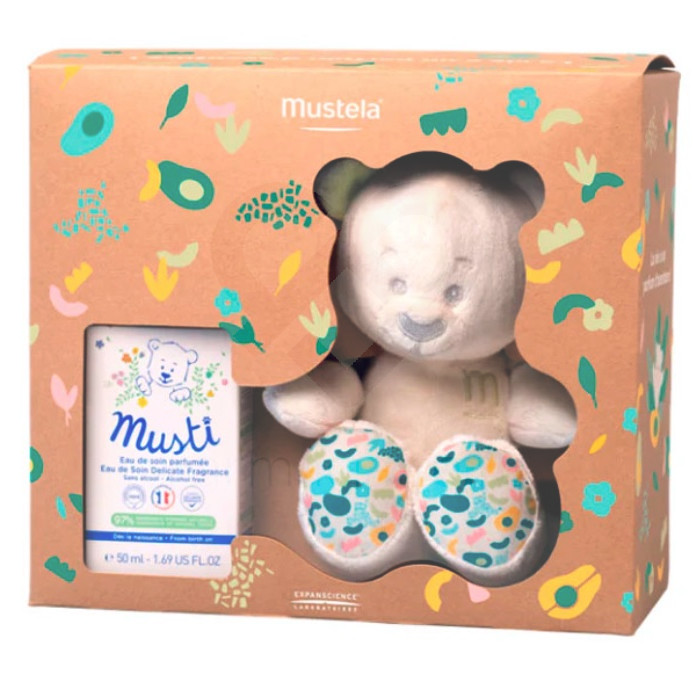 Nuestro nuevo cofre Musti es un kit de colonia para bebés y niños que incluye la nueva edición del Osito Musti. Es el regalo para recién nacidos ideal para el desarrollo sensorial de los bebés: combina el delicado perfume de la colonia Eau de soin Musti, sin alcohol y apto para su uso desde el nacimiento*, con la suavidad de un nuevo y colorido oso de peluche, disponible en color terracota o pastel. El osito está fabricado con material 100% reciclado** y el envase más responsable en papel kraft.