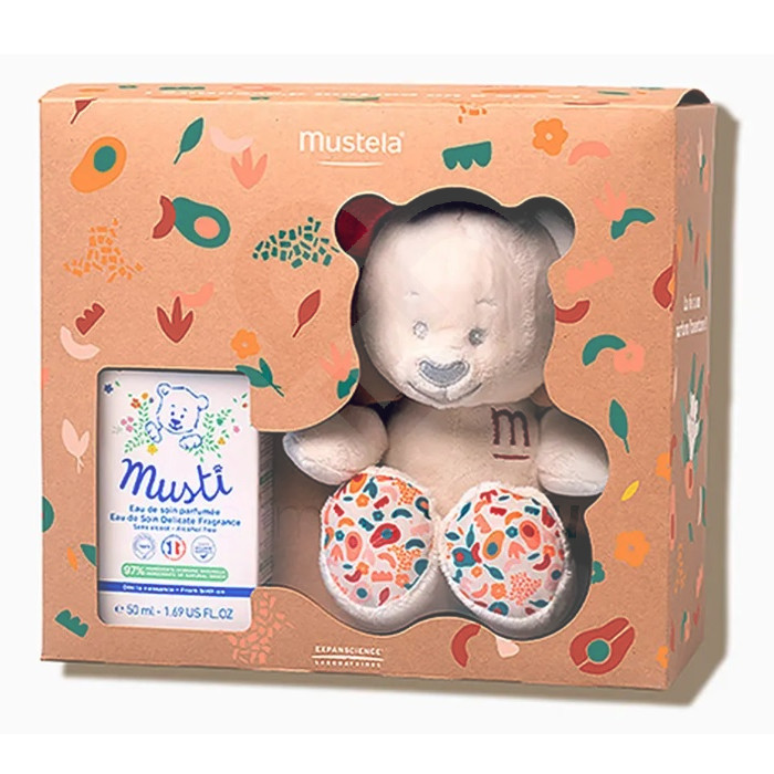 Nuestro nuevo cofre Musti es un kit de colonia para bebés y niños que incluye la nueva edición del Osito Musti. Es el regalo para recién nacidos ideal para el desarrollo sensorial de los bebés: combina el delicado perfume de la colonia Eau de soin Musti, sin alcohol y apto para su uso desde el nacimiento*, con la suavidad de un nuevo y colorido oso de peluche, disponible en color terracota o pastel. El osito está fabricado con material 100% reciclado** y el envase más responsable en papel kraft.