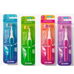 Cuida la higiene bucodental de los más pequeños con Balene by Bexident® Junior Cepillo Azul, el cepillo dental de uso diario que limpia la cara interna y externa de los dientes a la vez. Sus filamentos de nueva generación duran dos veces más que los de un cepillo convencional1. Dureza suave. Producto Avalado por la Sociedad Española de Odontopediatría. Dureza suave. Higiene bucodental diaria junior.